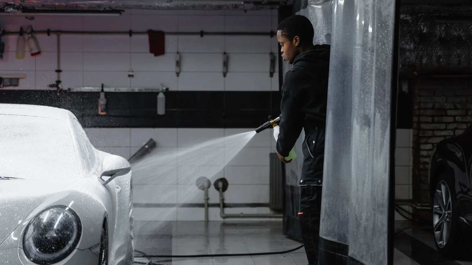 A bay pressure gun: the jet removes grit while chemicals remove dirt