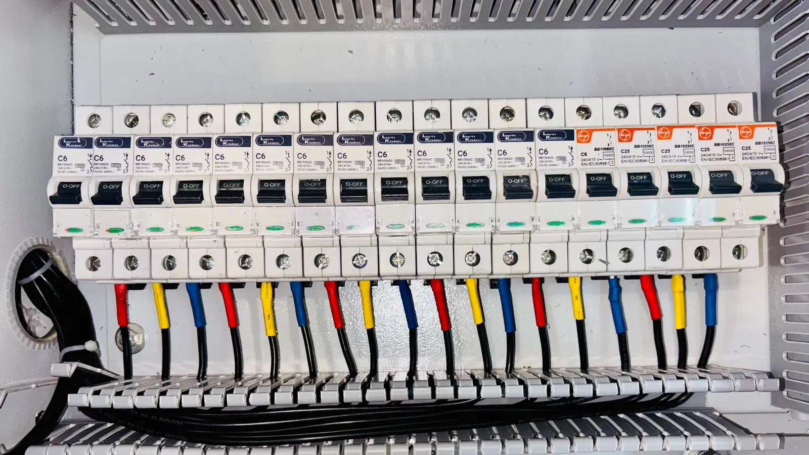 Breakers in a power cabinet:380 V wash loads are distributed over three phases