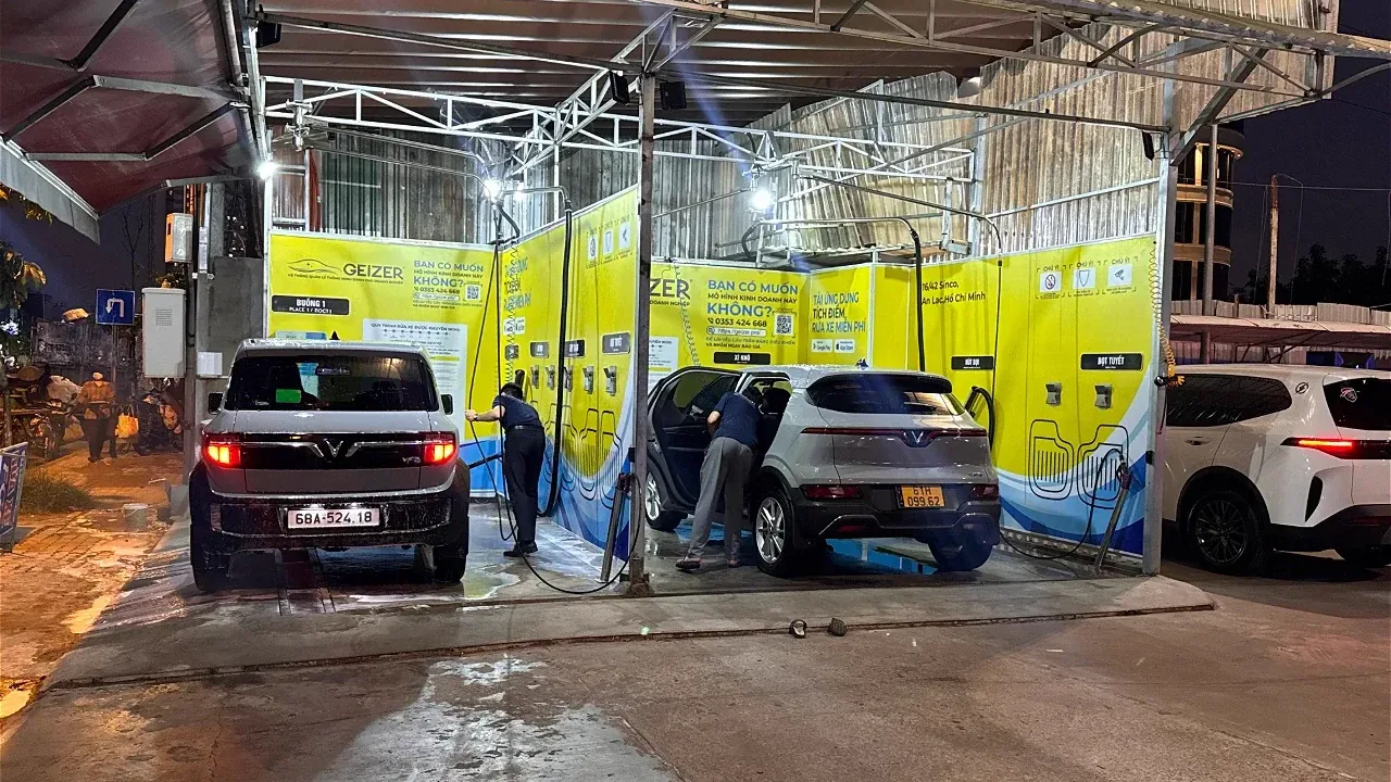 Автомойка самообслуживания GEIZER в Хошимине вечером, машины на постах