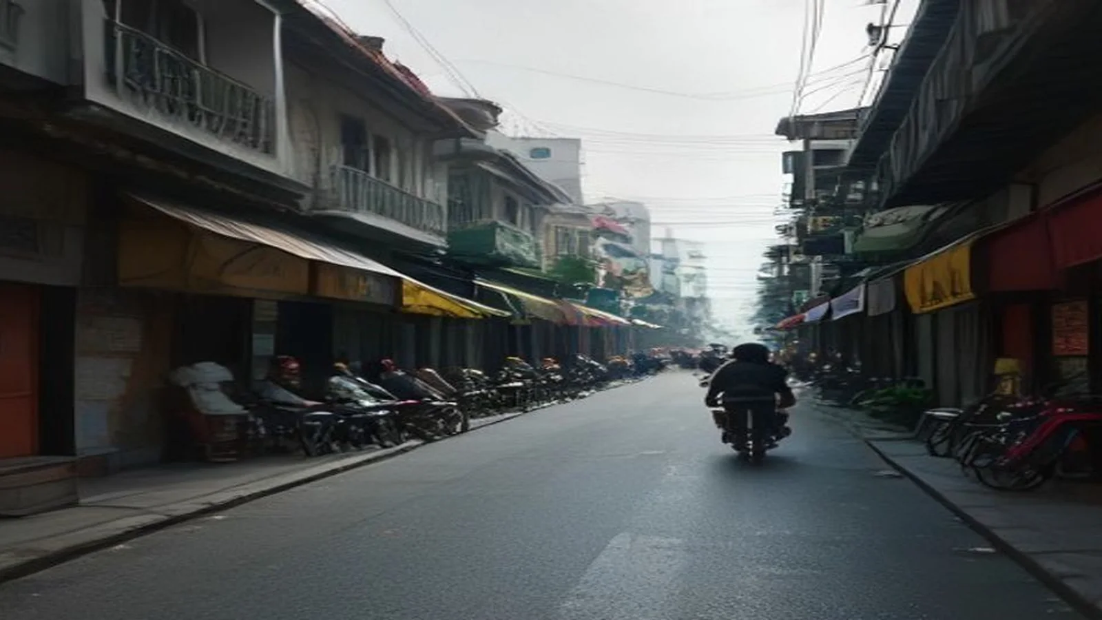 Đường phố Việt Nam: xe máy là phương tiện chính, xe tay ga đỗ dọc nhà
