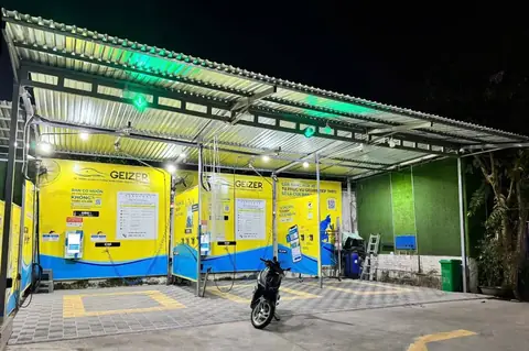 Xe máy tại khoang rửa của trạm GEIZER ở TP. Hồ Chí Minh, 2 Đ. Bàu Gốc, ban đêm