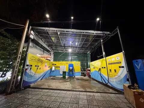Trạm GEIZER tại Nha Trang, 33-35 Phạm Văn Đồng, ban đêm